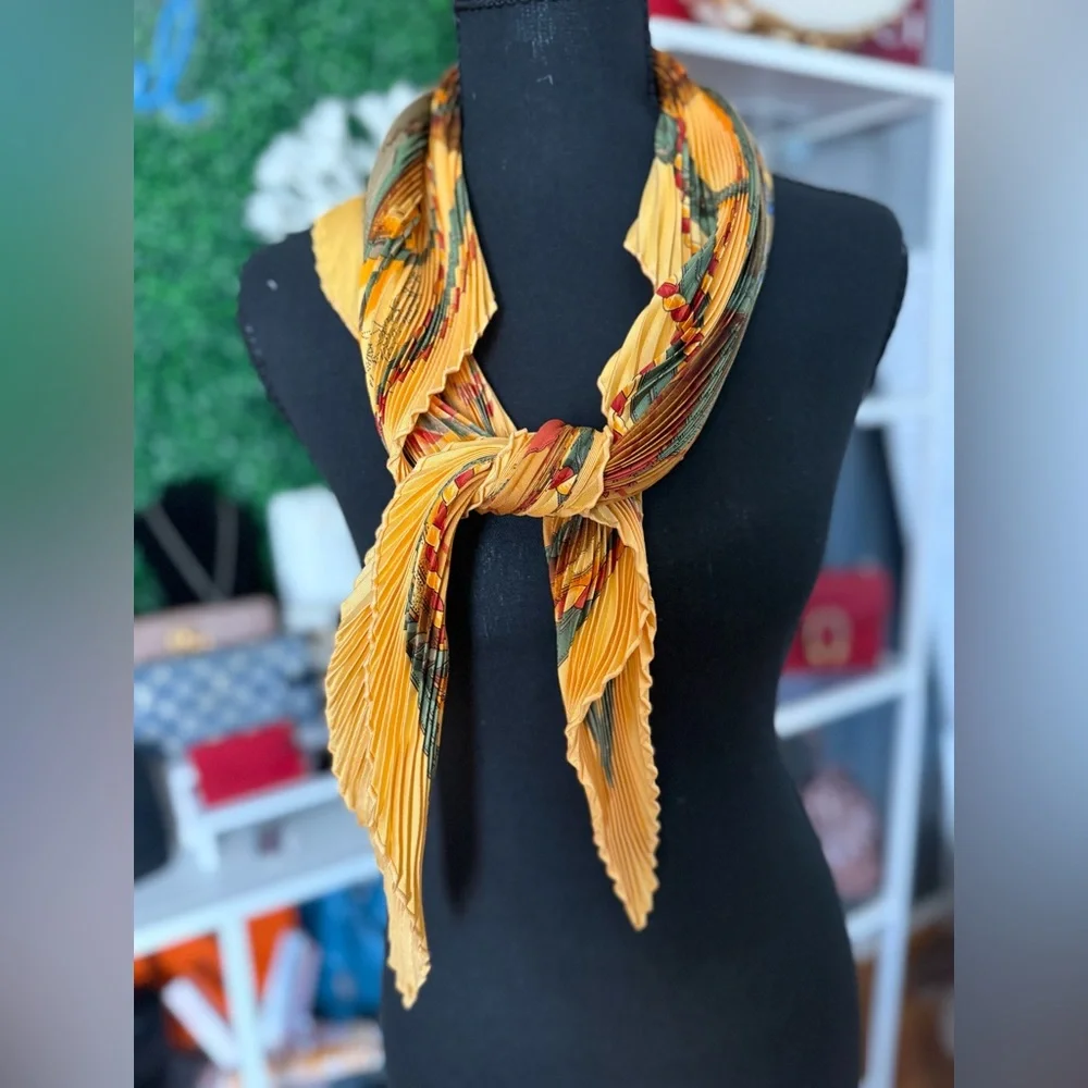 HERMÈS Grande Tenue Pleated Silk Scarf - Picture 3 of 7